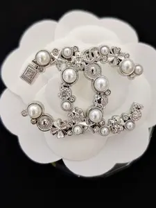 Elegant Double-C Pearl Brooch Pin Clip for Women, Letter Corsage Accessory, Perfect for Suits, Coats & Dresses