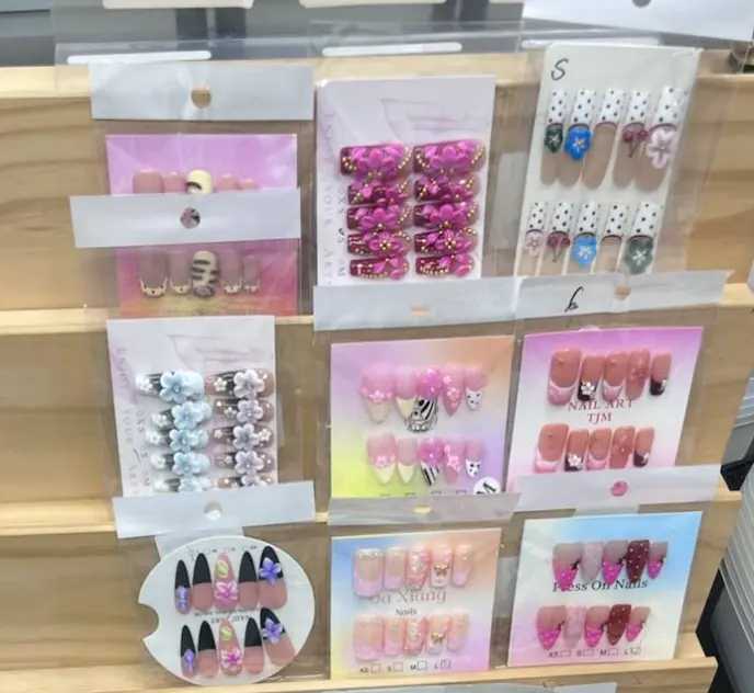 Raina(10536)gc.$30 for 15pieces press on nails