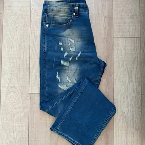RIPPED BARB STRETCH STRAIGHT FIT JEANS