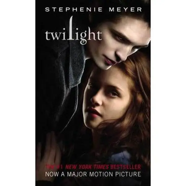 Used Fiction Book - Twilight by Stephenie Meyer (Paperback, English) - Best Selling Novel, Extraordinarily Suspenseful, With Cover Art, Gift for Book Lovers