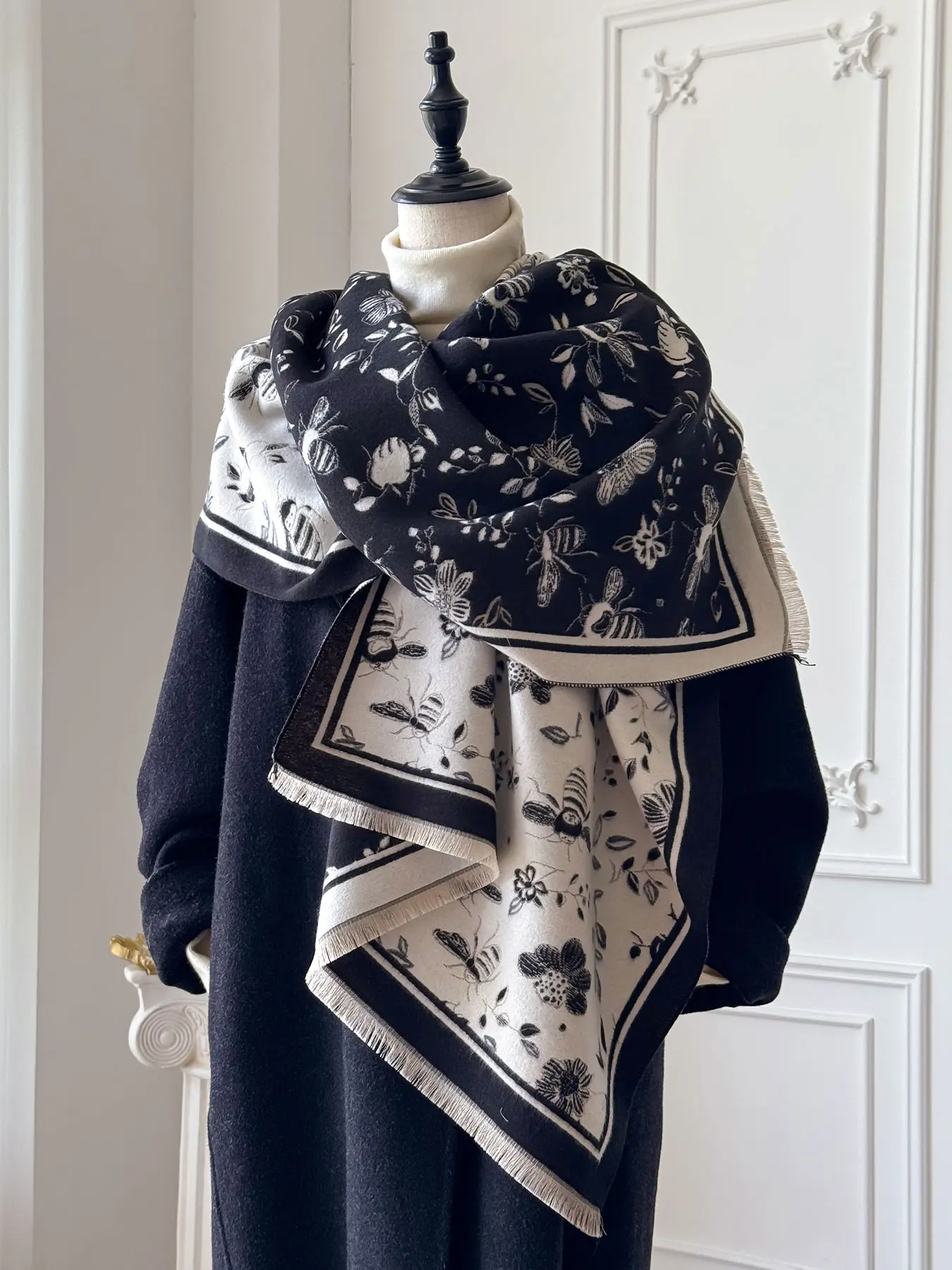 Elegant Thick Double-Sided Scarf with Floral and Bee Print, Stylish Autumn & Winter Fringe Trim Shawl for Daily Wear, Warm Wrap for Air-Conditioned Rooms, Bee and Plant Print