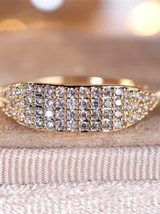 A simple ring ring made of gold and white zirconia is fashionable, high-end and simple, Bridal Engagement Ring, suitable for women to wear during proposals, travels and daily life