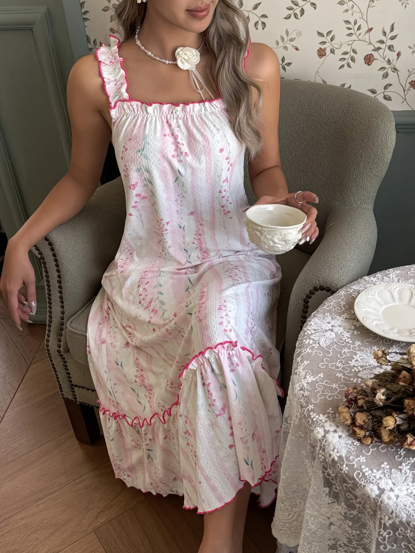 Women's Ditsy Floral Ruffle Nightdress, Slim-Fitting Casual Summer Sleepwear, Soft Comfortable Fabric, Nightwear for All Seasons, Feminine Loungewear
