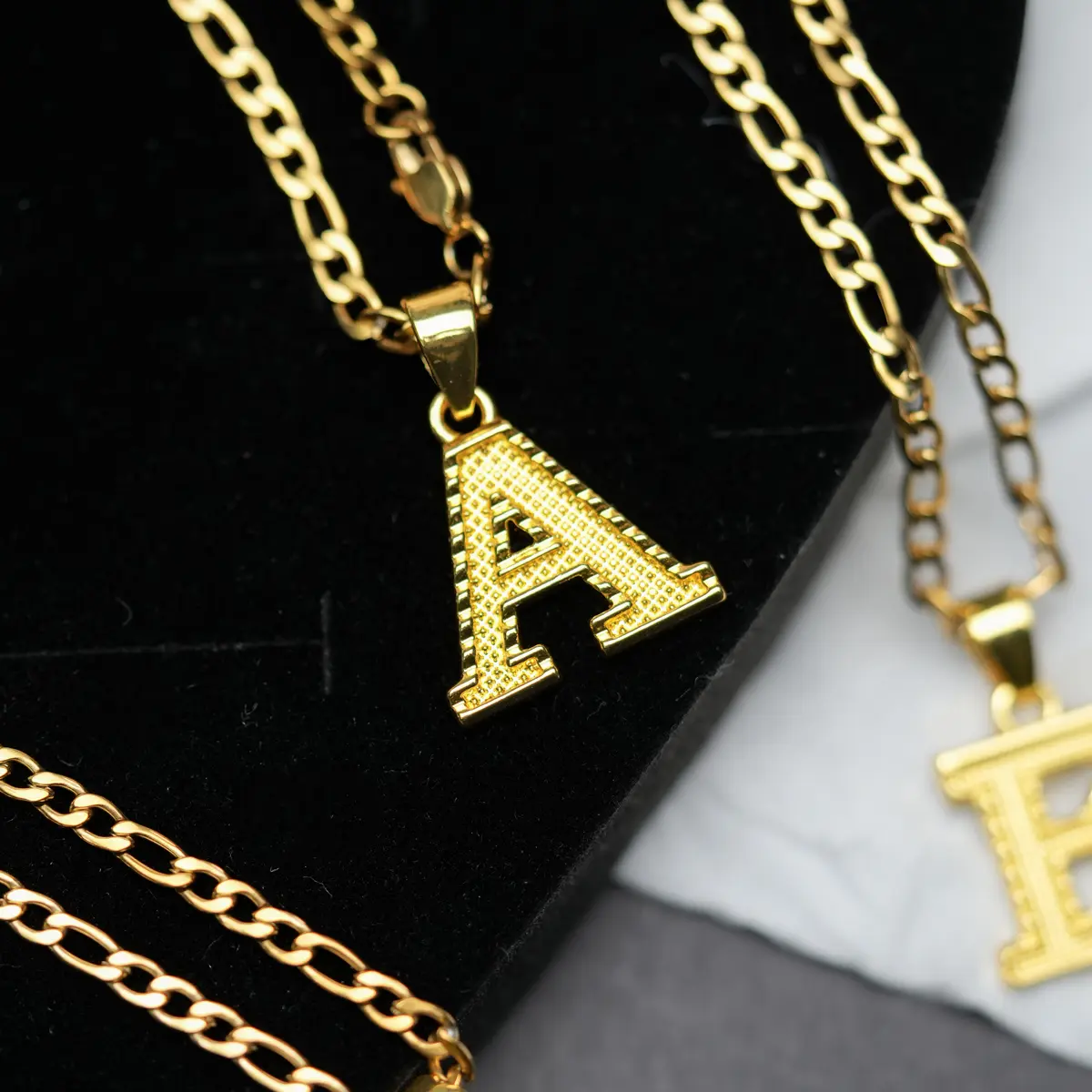18K Gold Plated Initials Women's Necklace, Vintage Figaro Chain A-Z, Three-dimensional Engraved Capital Letter Collarbone Chain, Christmas Decoration Jewellery, Initial Necklaces, Gold Necklaces