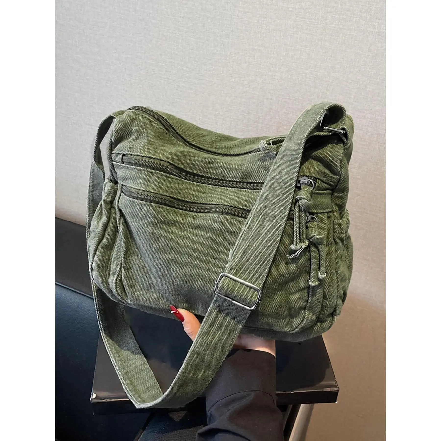 Niche design retro denim washed shoulder messenger bag, multiple zipper pocket design adjustable shoulder strap messenger bag, workwear style fashion trend versatile multi-color selection, suitable for daily commuting, etc.