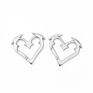 Trendy Gothic Heart Carabiner - Heavy-Duty Zinc Alloy Keychain for Keys, Bags & Outdoor Style – Bold Fashion Statement