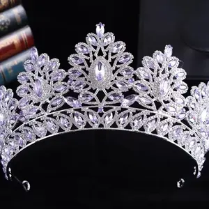 Crown/Tiara with Decorative Design and Central Gemstone, Elegant and Timeless Style/Coronas Elegante para Quinceañera