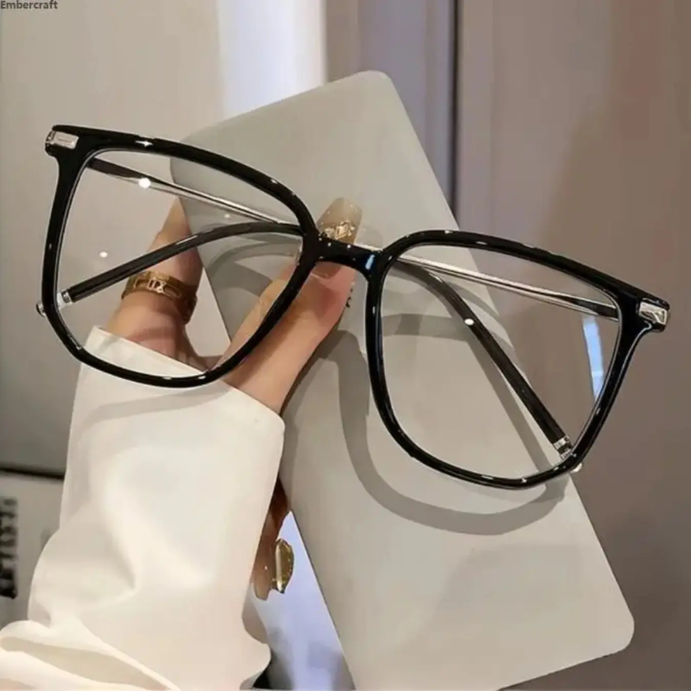 of universal fashion glasses, square-framed glasses, fashionable campus style, clear black frame, back to school