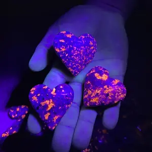Natural Yooperlite Hearts Rocks Flame Stone UV Reactive Hand-polished Mineral Specimens Home Decoration Ornament Sodalite Party Atmospheres