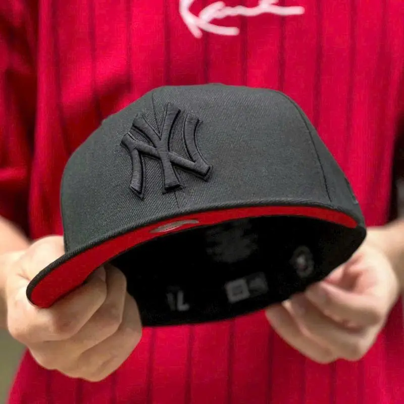 New Era New York Yankees Black Out Red Under Visor 9FIFTY Fitted Hat (Size 7 1/4)