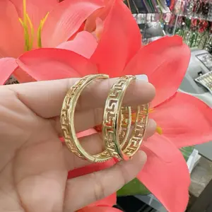 Par de aretes de oro laminado de la alta calidad .