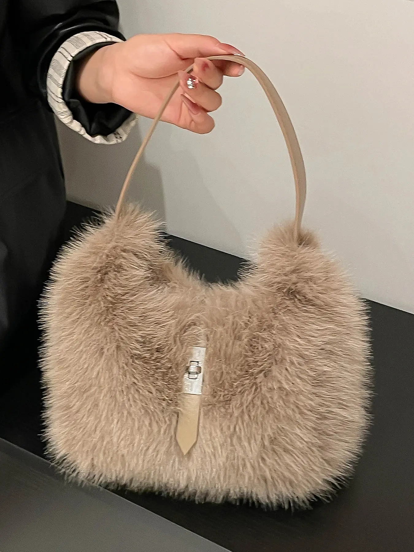 Personality niche design plush-textured stylish  crossbody bag，  vintage inspired, delicate lock detail,   simple  stylish casual    versatile   everyday commuting, shopping,  dates, or afternoon tea. Casual Trendy Bag Cross Body Bags