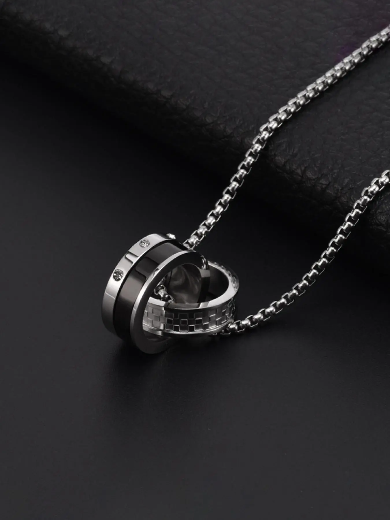 Stainless Steel Colorblock Patchwork Round Pendant Necklace Cuban Link Design, Fashion Jewelry for Party, Daily Clothing Decor, Trendy All-match & Exquisite Jewelry for Birthday Gift