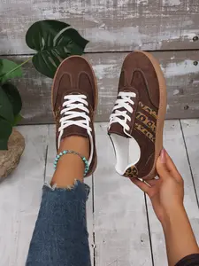 A pair of women's leopard print casual sneakers, vintage casual comfortable low-top lace-up shoes, thick-soled sports shoe style, suitable for all-season outdoor vacation wear.