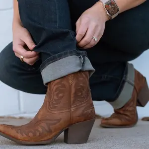 Ariat: Women's Chandler Boot in Distressed Tan