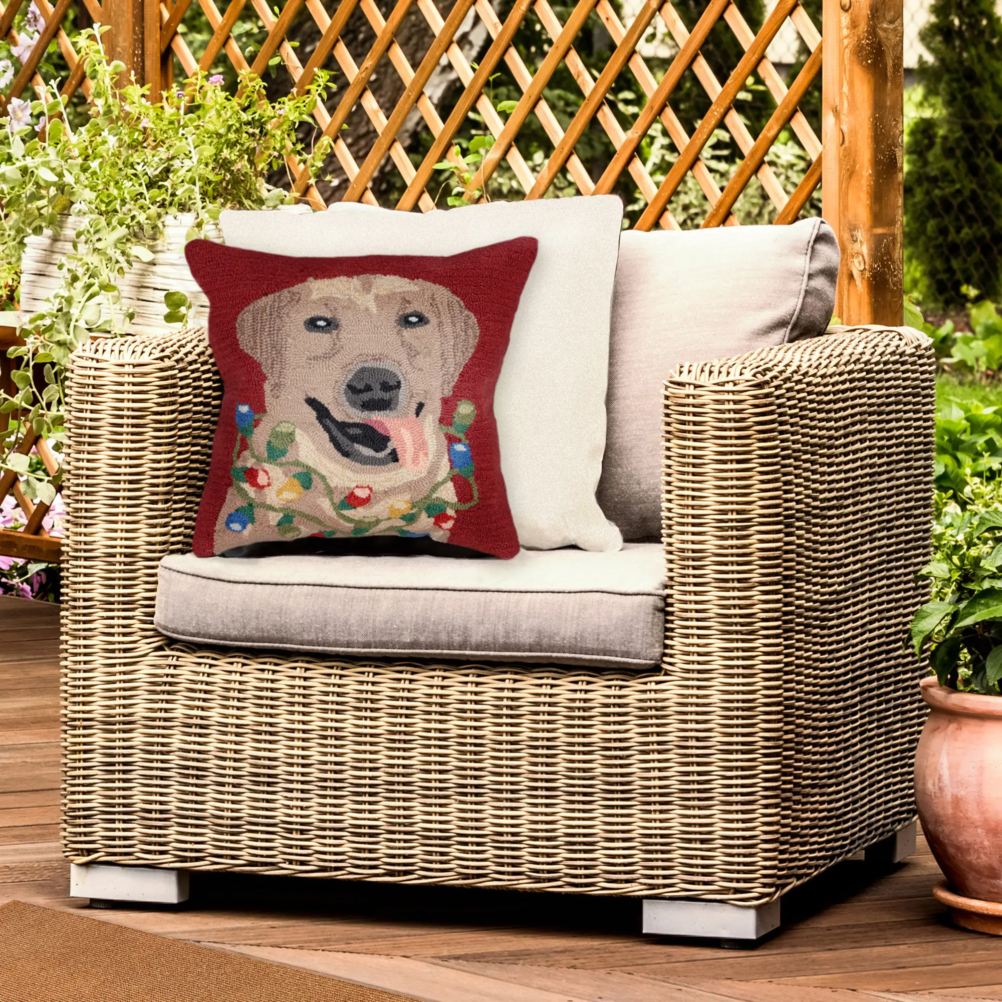 Lush Decor FRONTPORCH Handmade Hand-Tufted Indoor/Outdoor Tufted Cushion - Transitional, Graphic, Casual Animal Accent (Happy Holidays), Tufted Cushions
