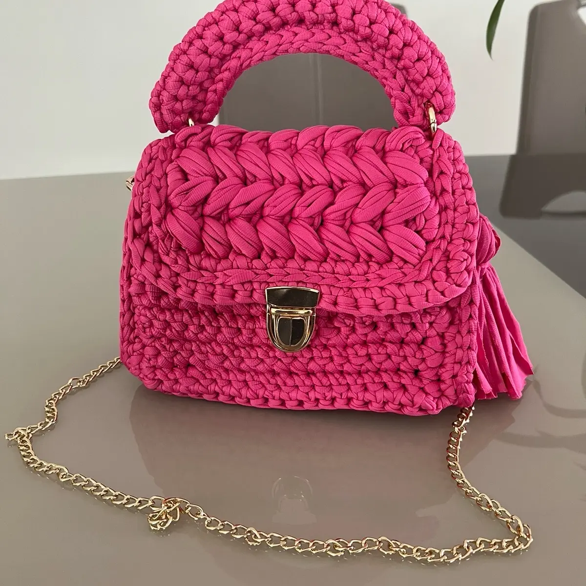 Pink hand bag.