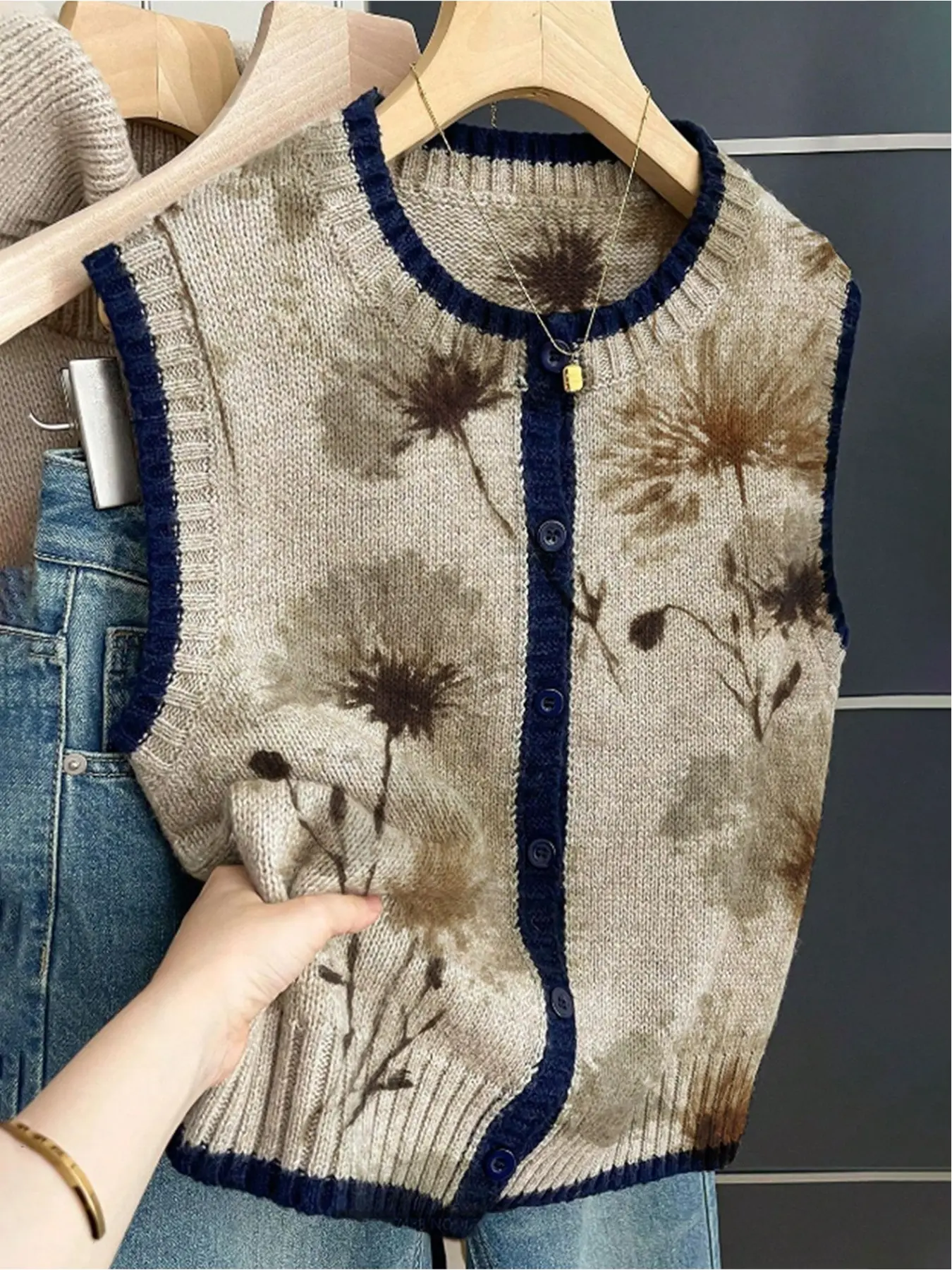 French retro style loose crew neck sleeveless Floral Pattern buttoned khaki women's sweater vest with plant print. Suitable for spring and summer wear. Vacation style, casual Tops Sleeveless Knitted Vests