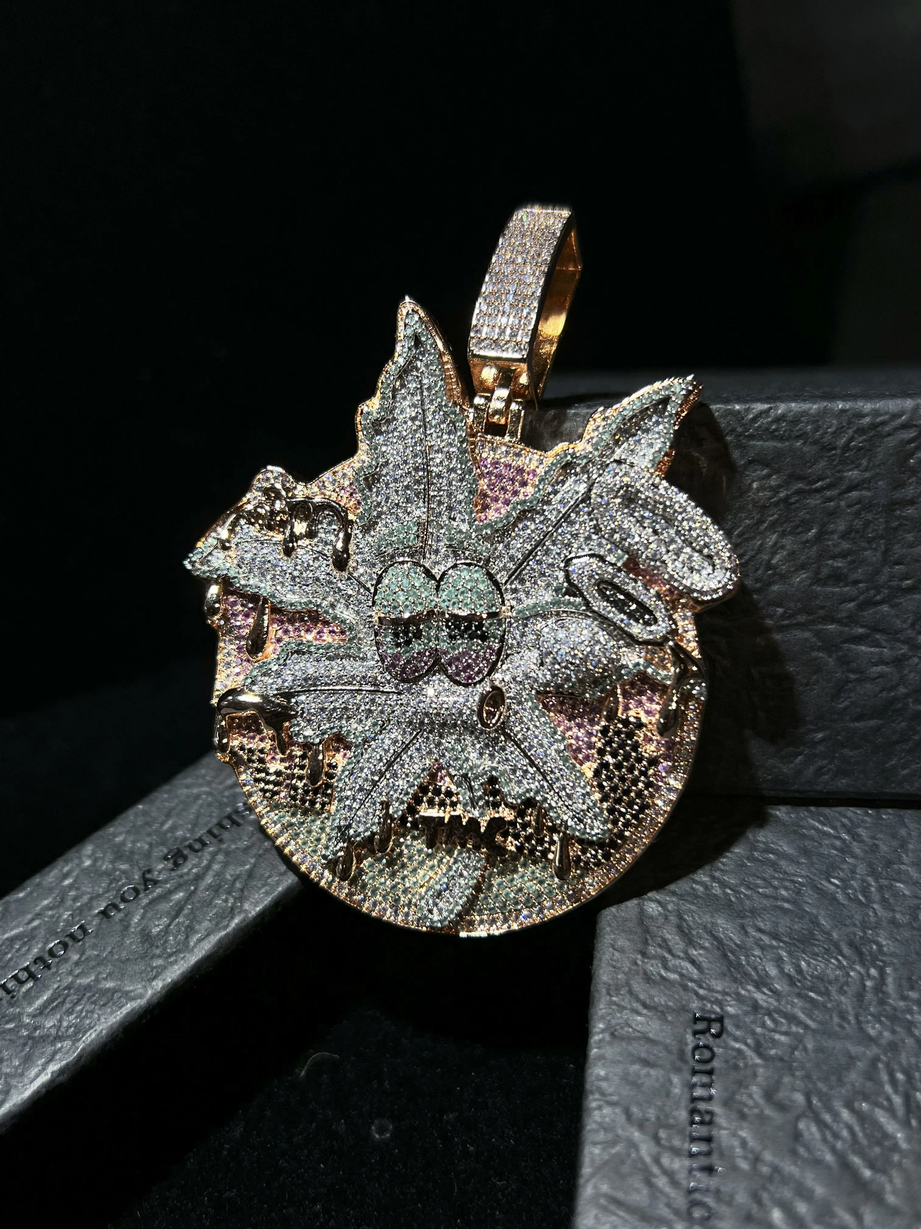 Fashionable and exquisite hip-hop style jewelry memory pendant with ice diamonds, hip-hop lab fine diamond jewelry flower pendant, hip-hop rapper style