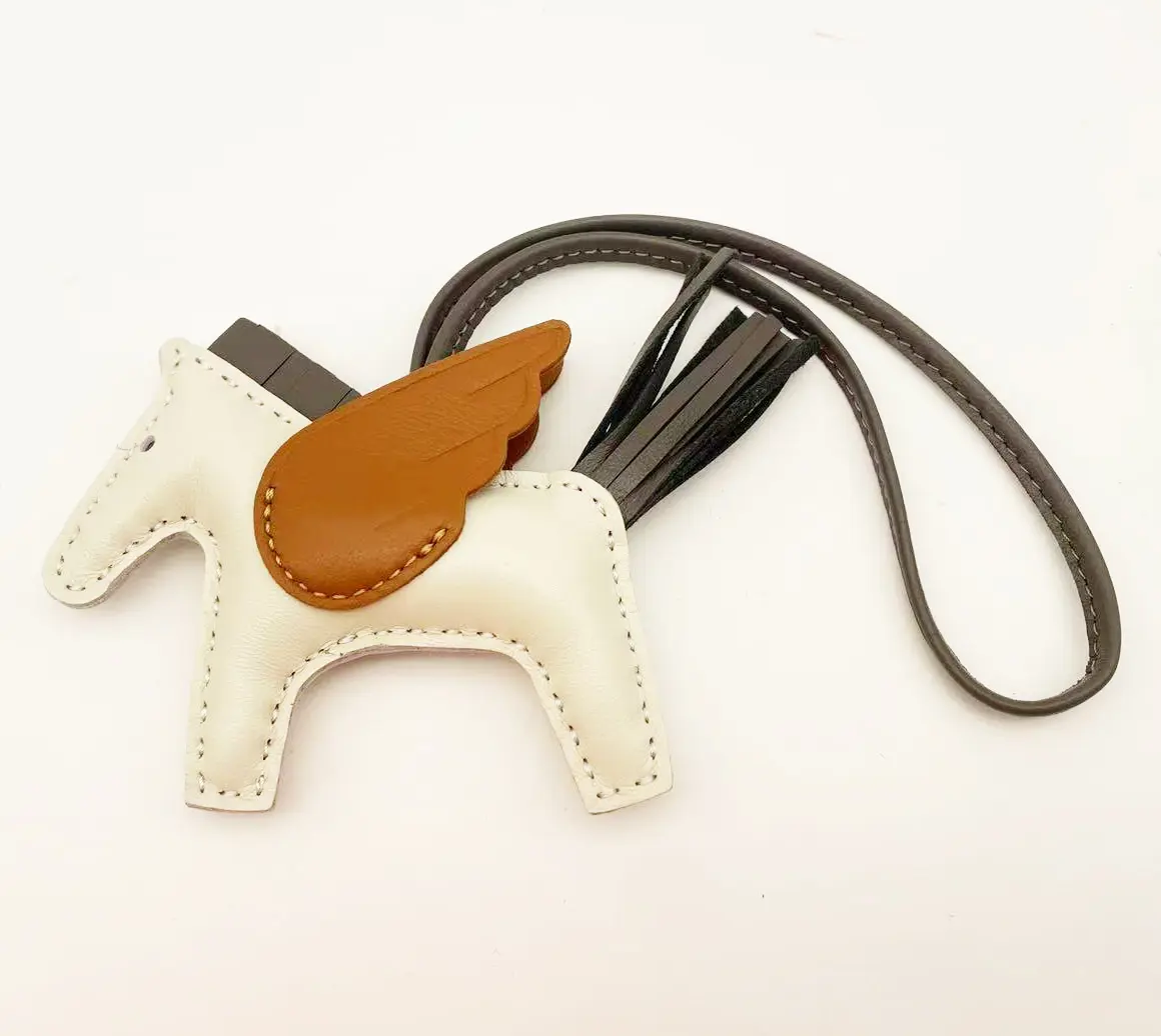 Versatile and fashionable bag charm in the shape of a little horse, in classic color schemes
