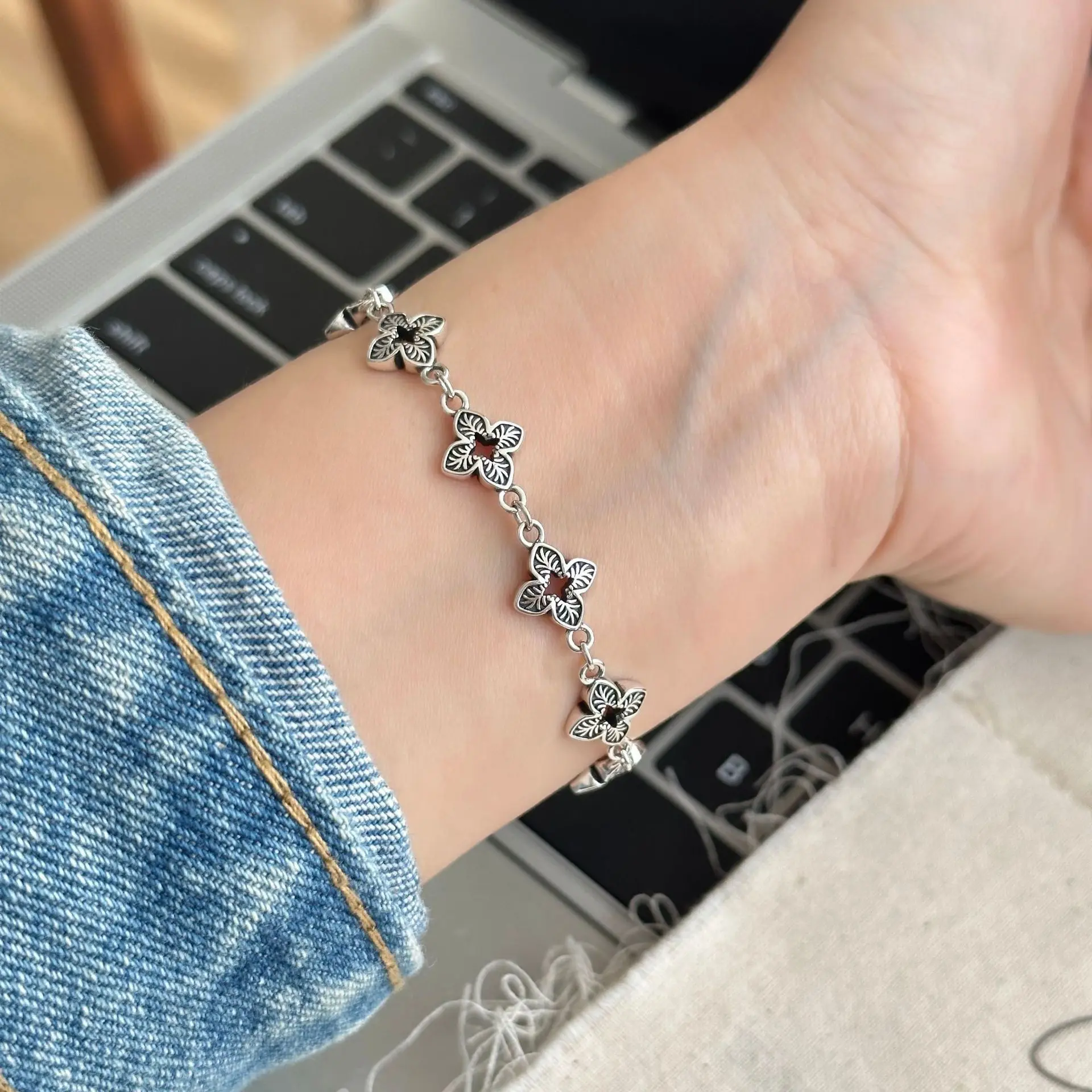 Unisex Minimal Silver String Bracelets - Vintage Simple Chain with Flower Pendant, Adult Female Male Party Costume Jewelry Wrist Gift Accessories