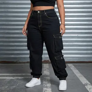 Plus-size women's stretch tapered cargo jeans. Slim fit with flap pockets and slanted front pockets. Versatile casual style in classic vintage black wash. Machine washable, suitable for year-round wear. Simple yet elegant design perfect for work and leisu