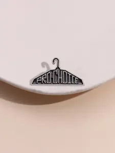 Cartoon Clothes Hanger Design Brooch Clip, Fashion Alloy Badge for Daily Clothing Decor, Trendy All-match & Exquisite Brooch for Birthday Gift