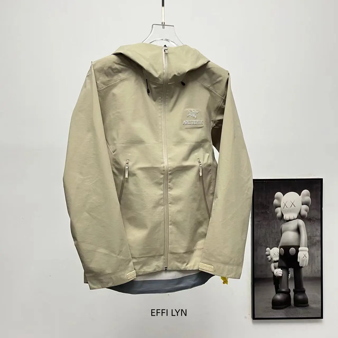 Minimalist Beige Hooded Outerwear for Sports Collectibles Enthusiasts - Rain-Defense, Wind-Shielding, Lightweight for Mountain Hiking, Commuting