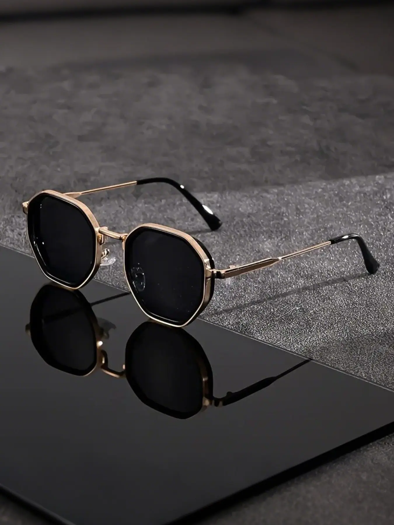 1pc Neutral polygon retro fashion sunglasses - black frame with blue lenses, lightweight decorative glasses for men and women, wide frame with fashionable hinges, fashionable color tones for casual and formal clothing, casual clothing, modern aesthetics,