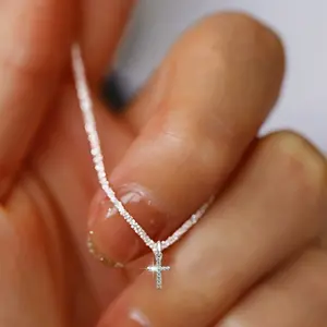 New mini cross necklace, noble and luxurious necklace accessory, light luxury necklace with elegant cross pendant