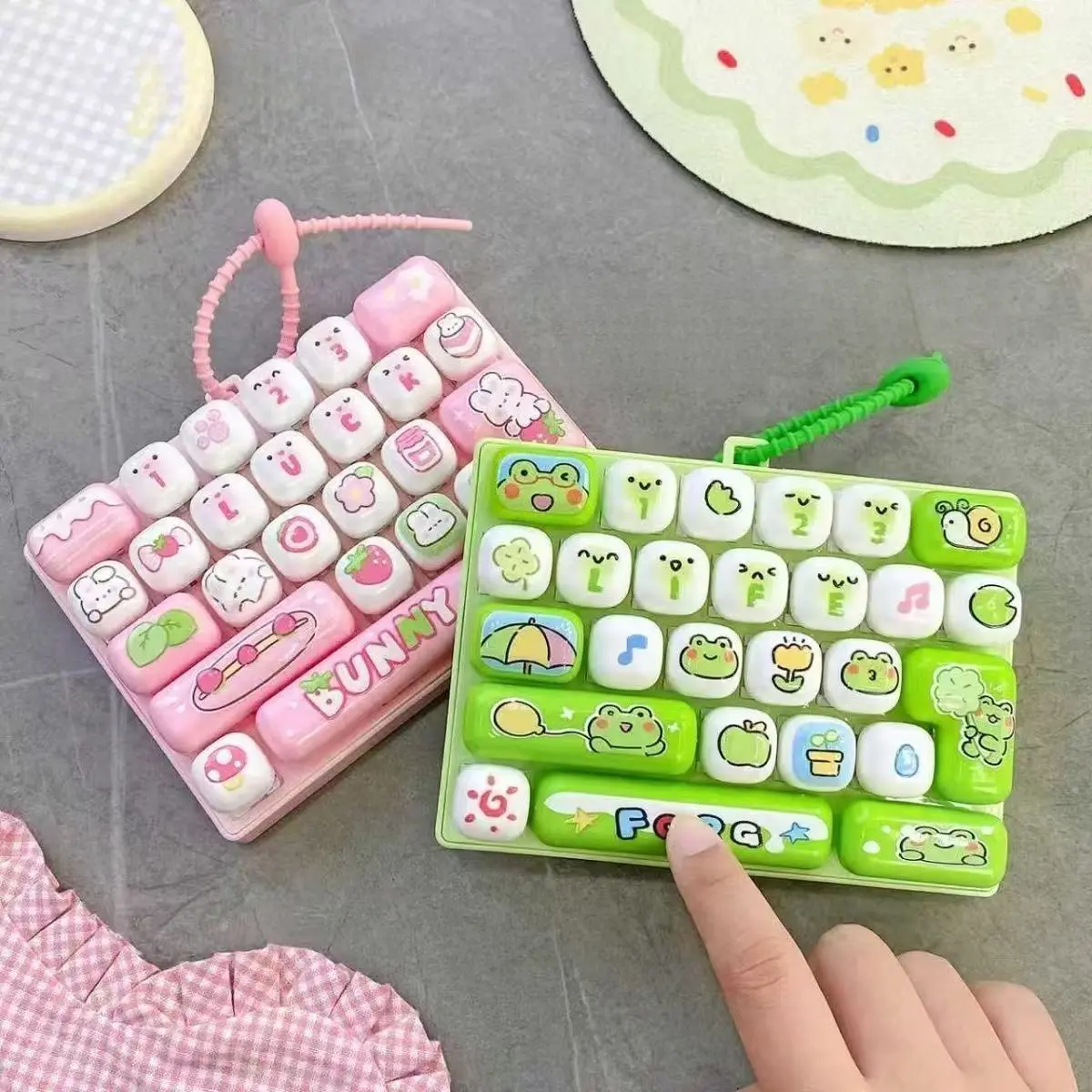 Mini Keyboard Fidget Keychain, 26 Keys Transparent Dual Color Stress Relief Toy, Portable Anxiety Sensory Fidget Toy, Perfect Birthday Gift For Kids & Teens