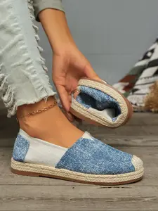 Women's Casual Light Wash Denim Slip-On Walking Shoes, Round Toe Flat Footwear for Vacation, All-Season Fashion Sneakers, Comfortable Women's Shoe Collection, Rubber