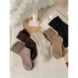 5 Pairs Wool Outdoor Socks for Women Men Soft Thick Warm Winter Knit Vintage Crew Socks Casual Thermal Hiking Skiing Sock Boot Sock Christmas New Year Gift for Men Women