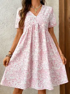 A women's casual and fashionable pink and white floral V-neck short sleeved loose dress, with a fresh and sweet casual style, suitable for spring and summer, suitable for picnics, gatherings, and daily leisure