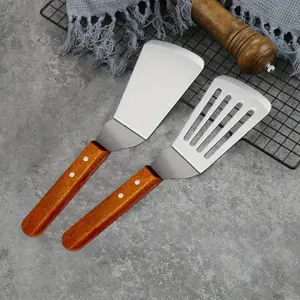 Stainless Steel Frying Spatula Cast Iron Frying Pan Metal Spatula, Cooking Tools Fish Egg Grill Spatula, Grooved Spatula, Wok Flat Bottom Spatula with Wooden Handle Kitchen Utensils Bbq Cookware