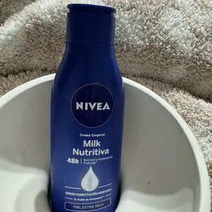 NIVEA Milk Nutritiva Crema Corporal 50G Daily Moisture for Sensitive Skin Repair & Softness