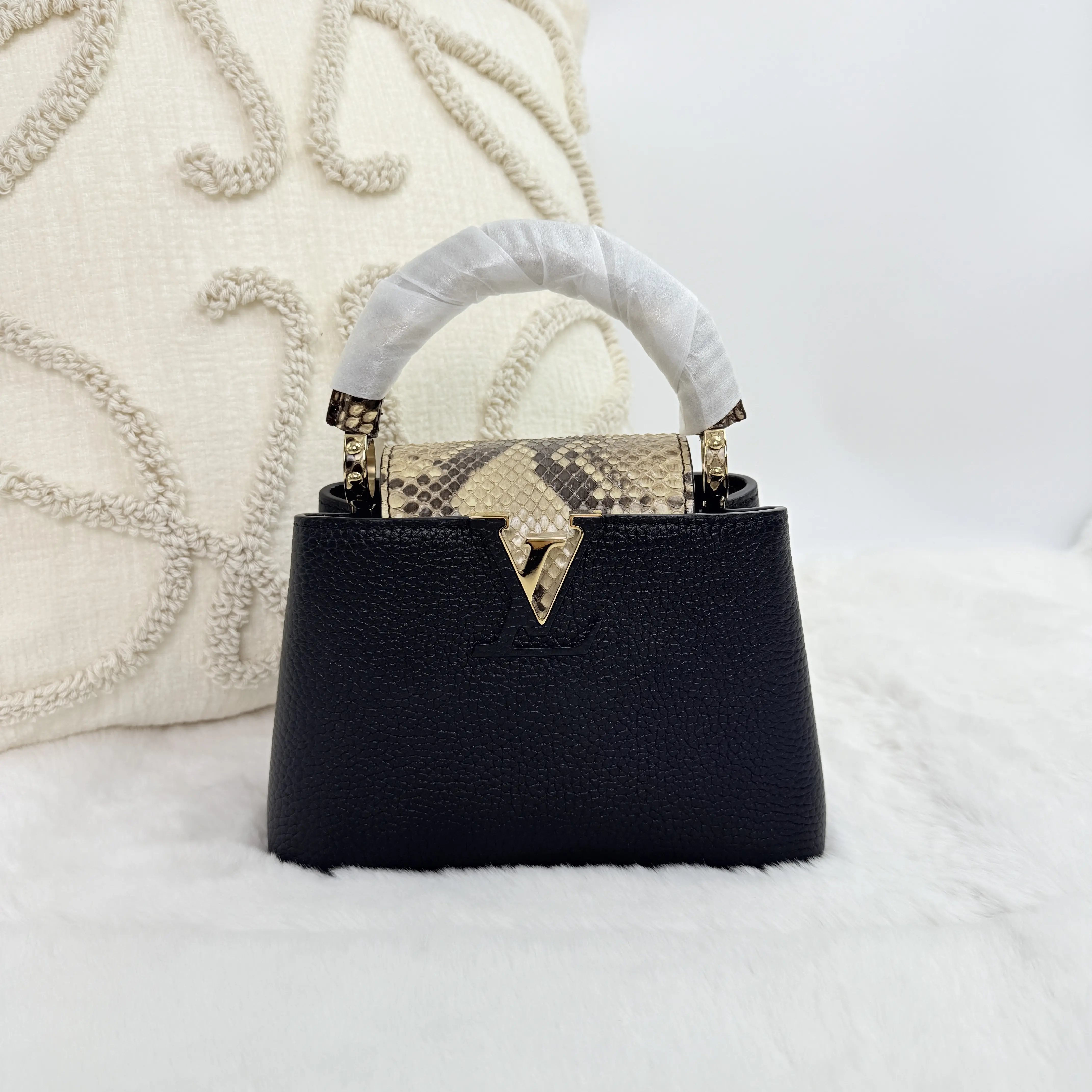 Pre-owned Louis Vuitton Capucines Mini handbag in black Taurillon
