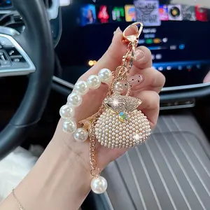 Luxurious gold-tone keychain, dazzling rhinestone sparkling elegant car key pendant, high-end shiny alloy accessory, fashionable bag charm for women, perfect gift for Valentine's Day, birthdays, anniversaries, and New Year earring