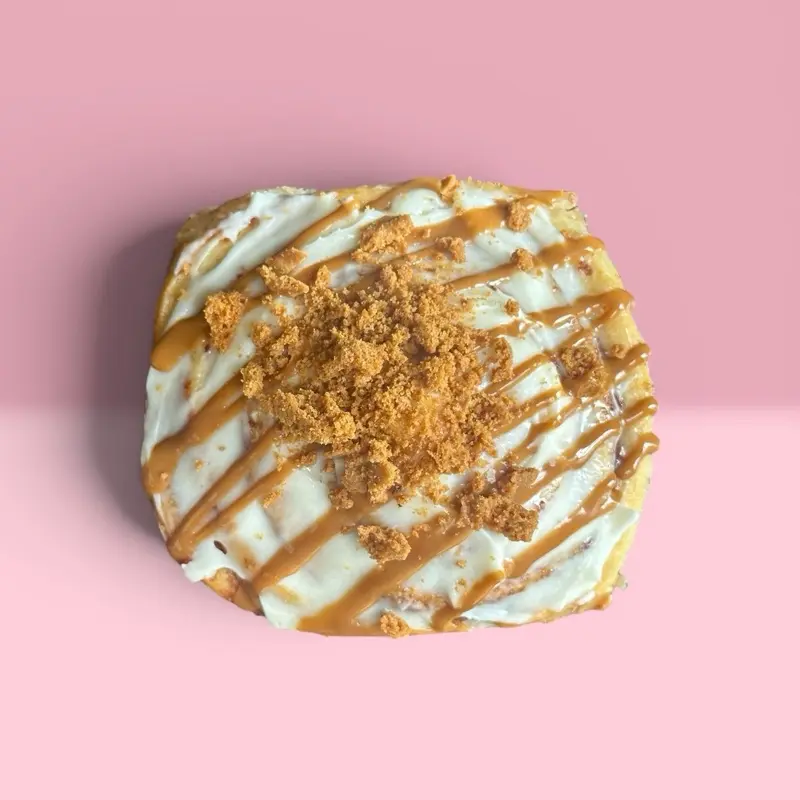 Cake&Crumbs Crunchy Biscoff Butter Cinnamon Roll Cookie Snack, 4-Pack Freshly Baked Shareable Treat with Biscoff Frosting & Cookie Crumbs, Plant-Based Gluten-Free Snack