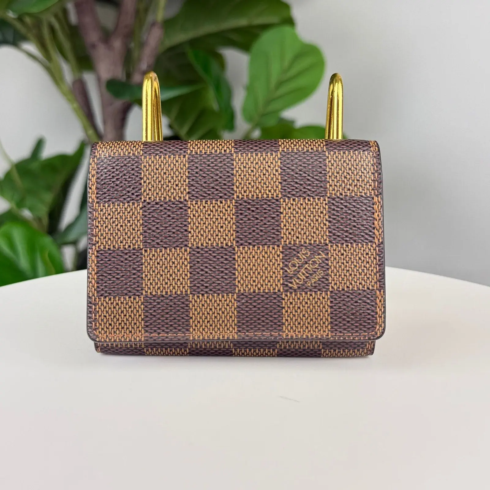 Pre-owned Authentic Louis Vuitton Damier Checkered Flap Card Holder Elegant Enveloppe Carte de Visite, 4.1"l × 3.1"h × 0.4"w, Excellent Condition Fashion Accessory