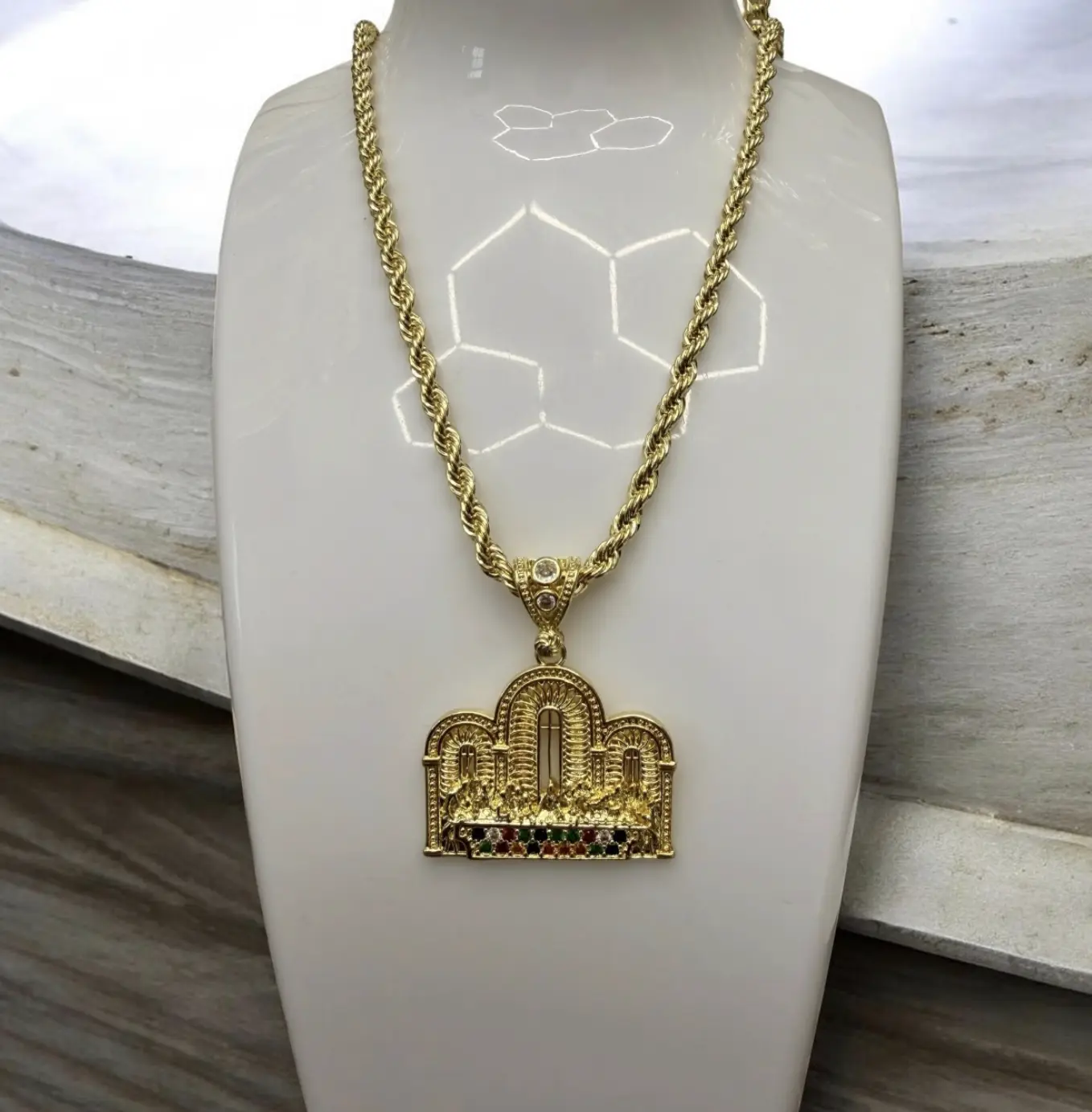 Cadena torzal de oro laminado con dije última cena.