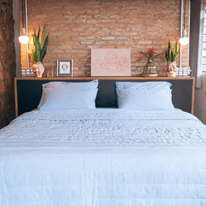 Organic Cotton Quilted Blanket - Soft Chambray Style, Hypoallergenic Fill, Machine Washable, Breathable & Durable, Plain Pattern, GOTS Certified, OEKO-TEX Standard 100 - Twin, Queen, King bed