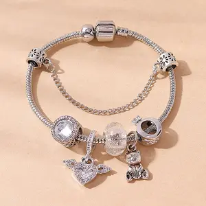 Beaded bracelet featuring cute little bear-shaped glass water-diamond beads and pearl beads.