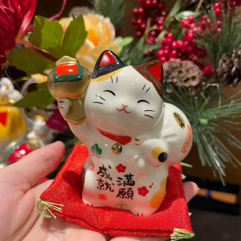 **New Year Lucky Charm |   “Wishes Cat” Yakushigama ceramic Maneki （with Cushion）