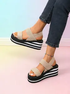 Summer fashion new women's wedge platform sandals, featuring a comfortable back strap design, thick and soft casual sandals suitable for girls to wear, perfect for summer vacations, the beach, and casual outfits.