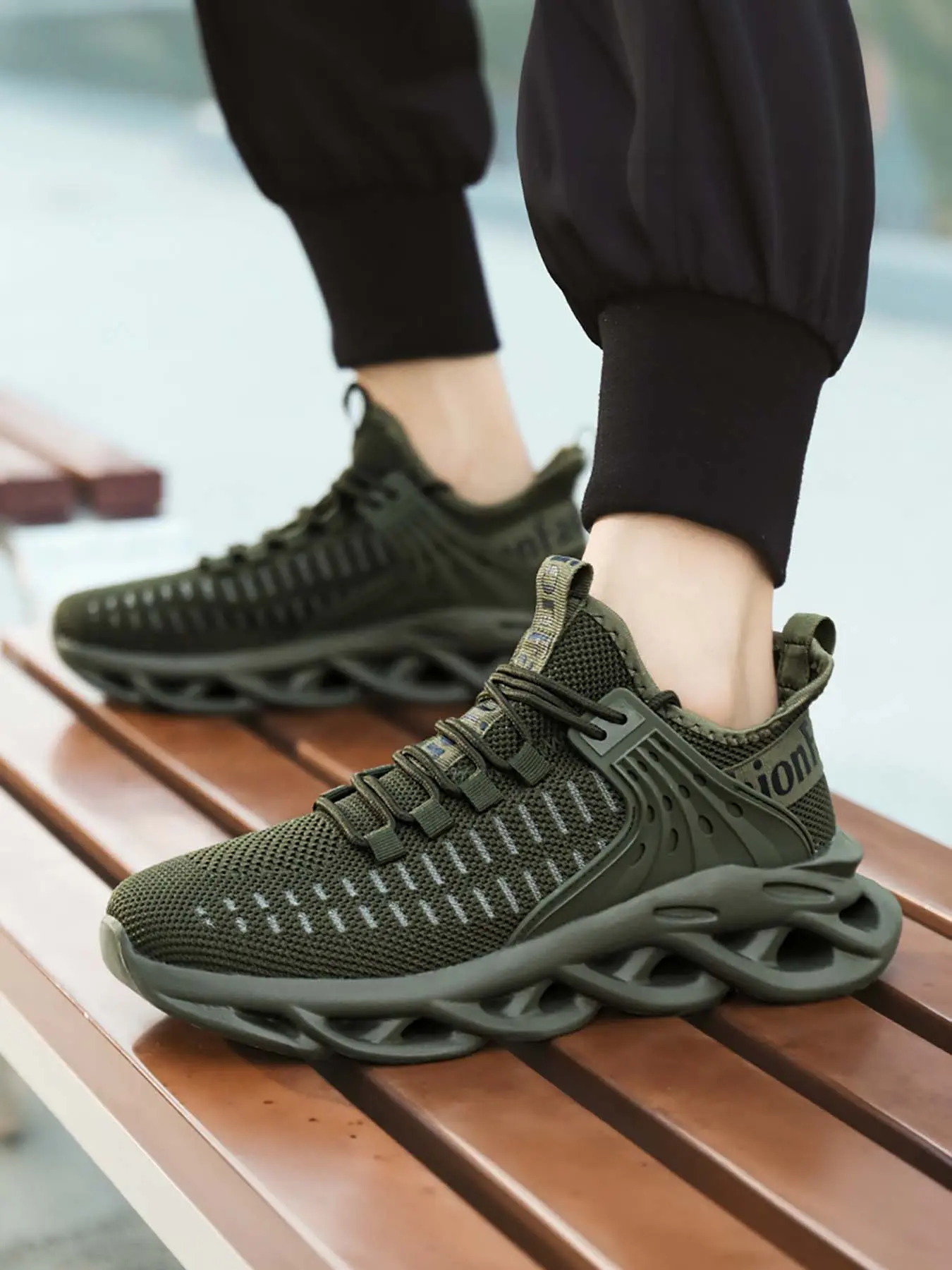 Fashion Men's Sporty Low Top Sneakers, Athletic Shoes, Breathable Mesh, Thick Sole Shock Absorption, Versatile Trendy Dad Shoes, All Seasons, Medium Width