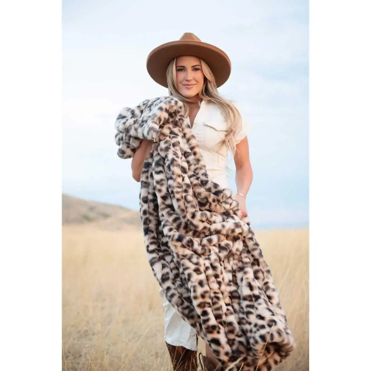 MINKY COUTURE Leopard Print Polyester Plush Throw Blanket - Cozy Chic, Soft, Warm, Stretchy Textile, Multi-Size, Hang to Dry, for Adult Couch, Bed, Bedroom, Infant Use, Glam Apartment Accessory, Cozy Chic Blanket