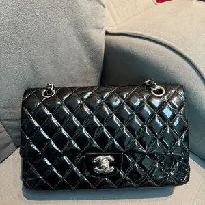 Pre-owned CHANEL classic flap 19377525 medium patent leather Black/ silver