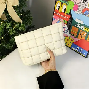 Women's Portable Travel Clutch Solid Color Quilted Handbag Large Capacity Zipper Simple Lightweight for Back-to-School Daily Commuting Travel Birthday Christmas Gifts