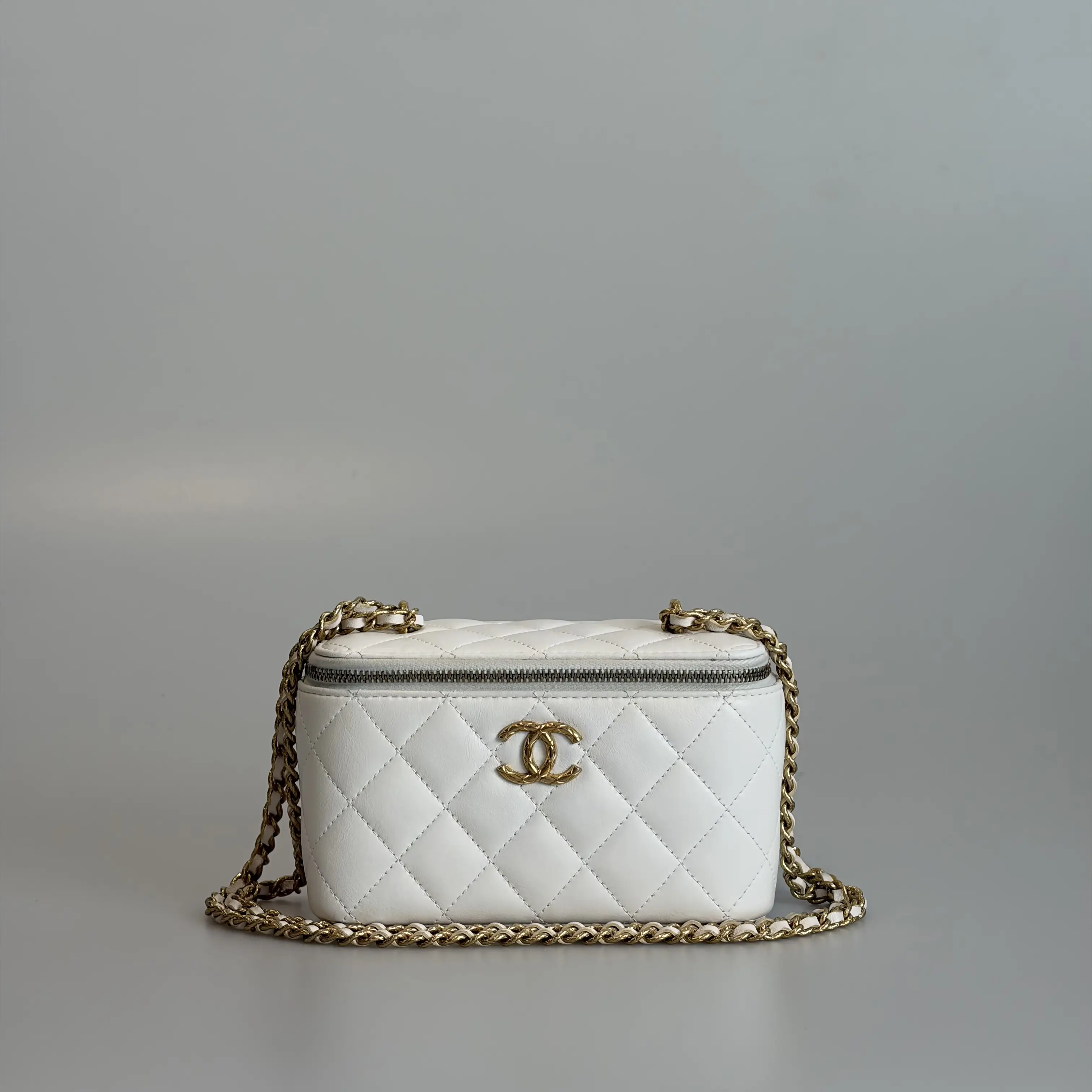 Pre-owned CHANEL Lambskin Crossbody Bag Cosmetic Case White Diamond Quilt Gold Tone Hardware 31248960 Sold As Is / Final Sale